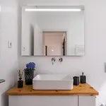 Дом отдыха Lotus House - Heated Pool & Jacuzzi Near The