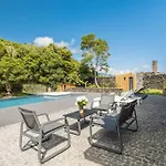 Дом отдыха Lotus House - Heated Pool & Jacuzzi Near The Понта-Делгада