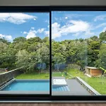 Дом отдыха Lotus House - Heated Pool & Jacuzzi Near The