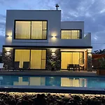 Lotus House - Heated Pool & Jacuzzi Near The