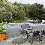 Дом отдыха Lotus House - Heated Pool & Jacuzzi Near The