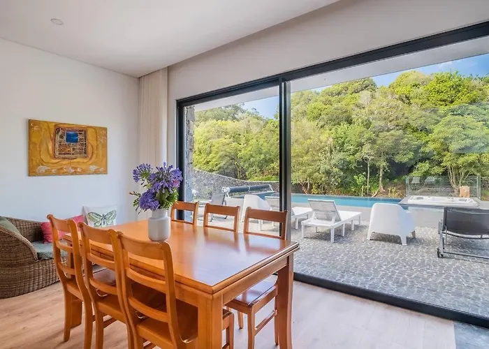 Dom wakacyjny Lotus House - Heated Pool & Jacuzzi Near The Ponta Delgada